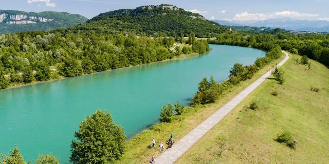 Cyclistes sur la ViaRhôna entre Lyon et Genève