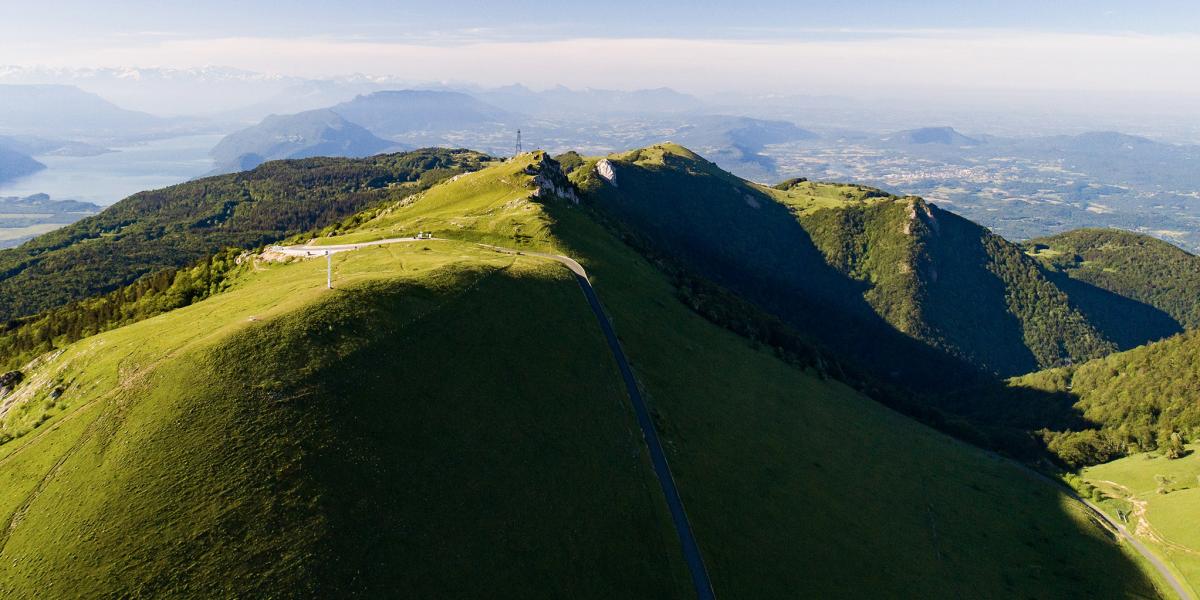 Hiking on the ridge paths of the Grand Colombier bugeysud