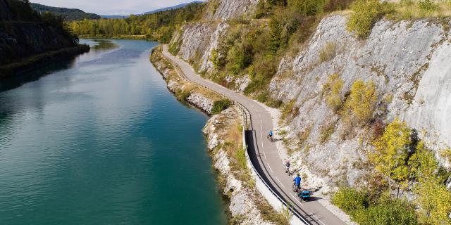 Cyclistes sur la ViaRhôna entre Lyon et Genève