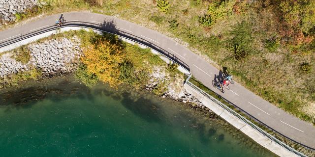 Cyclistes sur la ViaRhôna entre Lyon et Genève