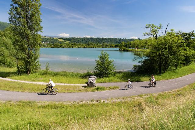 Cyclistes sur la ViaRhôna entre Genève et Lyon