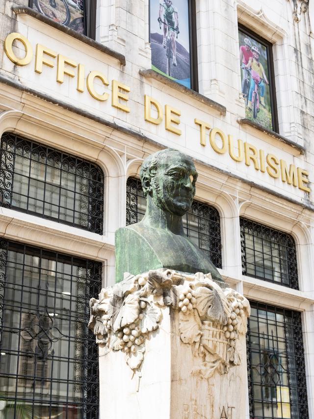 Statue de Brillat Savarin devant l'Office de Tourisme à Belley
