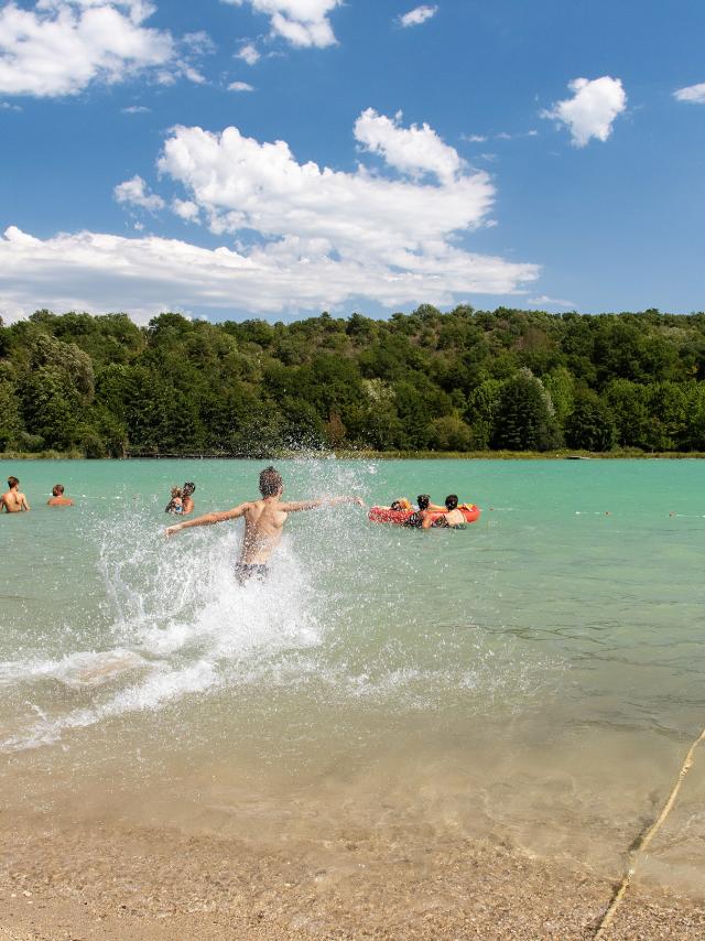 Baignade au lac de Virieu le Grand