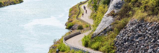 Cyclistes sur la ViaRhôna entre Genève et Lyon