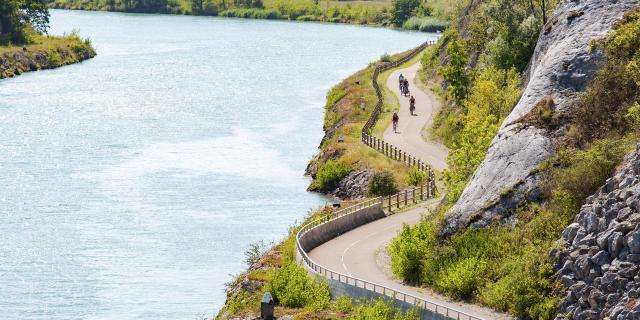 Cyclistes sur la ViaRhôna entre Genève et Lyon