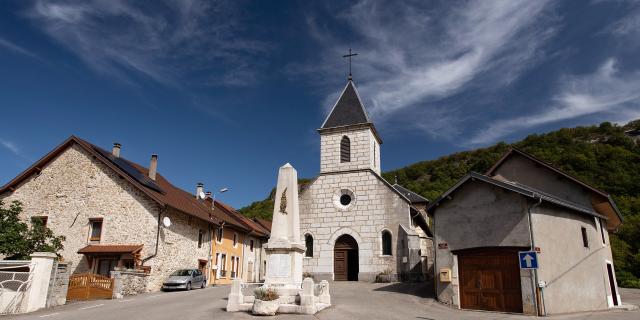 Monument aux morts et église de Saint-Germain les Paroisses