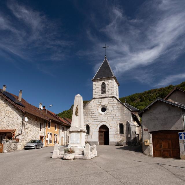 Monument aux morts et église de Saint-Germain les Paroisses