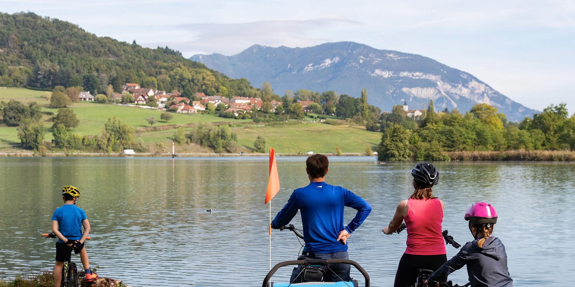 Famille sur la ViaRhôna au lac du Lit au Roi