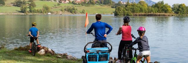 Famille sur la ViaRhôna au lac du Lit au Roi