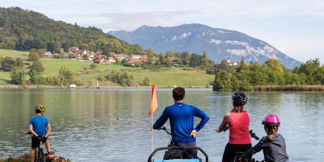 Famille sur la ViaRhôna au lac du Lit au Roi