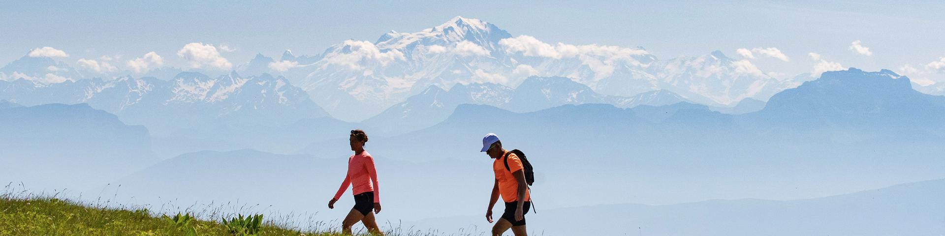 Randonneurs et balcon sur le Mont Blanc depuis le Grand Colombier