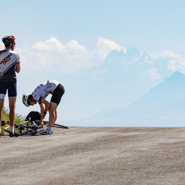 Cyclistes au sommet du Grand Colombier