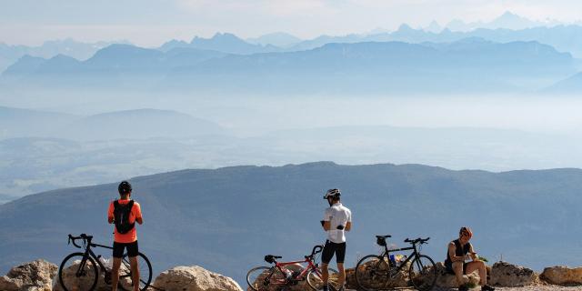 Cyclistes profitant du panorama au sommet du Grand Colombier lors d'une journée cyclo
