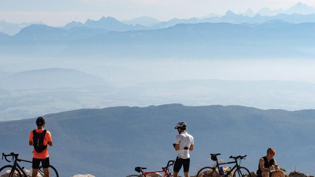 Cyclistes profitant du panorama au sommet du Grand Colombier lors d'une journée cyclo