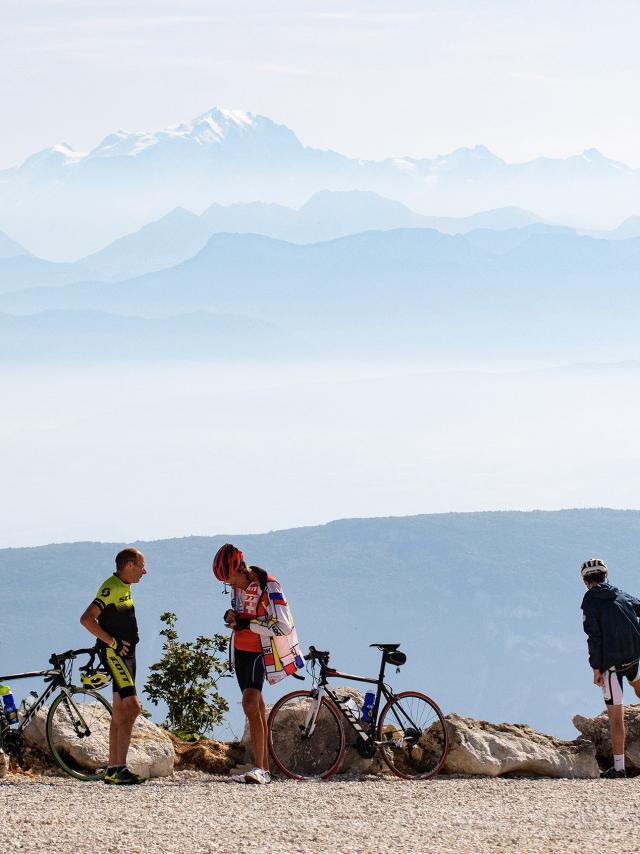 Cyclistes profitant du panorama au sommet du Grand Colombier lors d'une journée cyclo