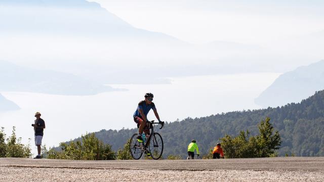 Cycliste dans les pentes du Grand Colombier lors d'une journée cyclo
