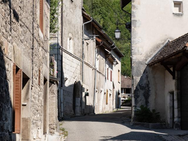 Rue du Montet, quartier historique de Virieu-le-Grand