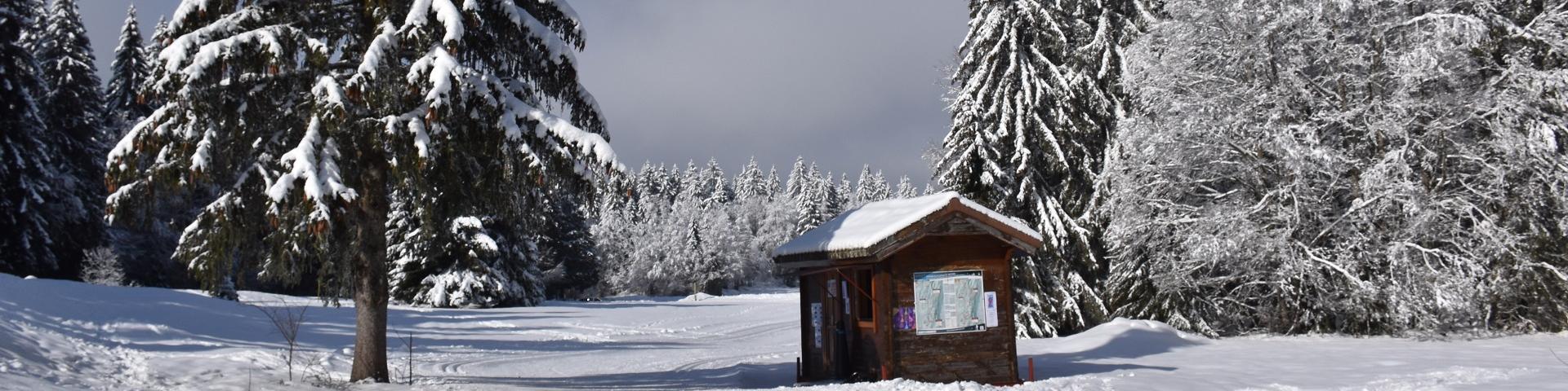 Départ des pistes de ski de fond depuis le parking de la Chapelle sur le Plateau de Retord