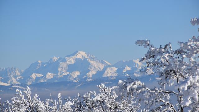 Panorama sur le Mont Blanc en hiver depuis le Plateau de Retord