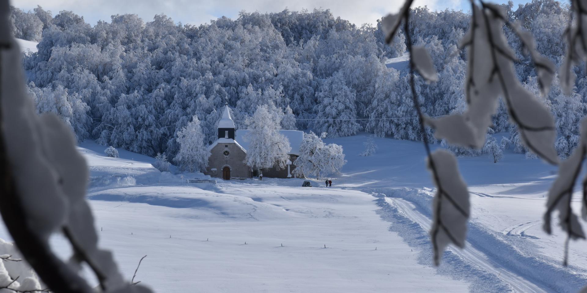 La Chapelle de Retord sous la neige en hiver