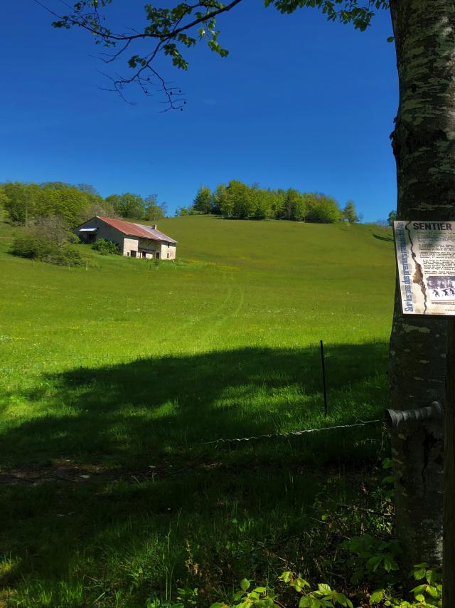 Ferme de Deschapoux sur le Sentier du Maquis du Plateau de Retord