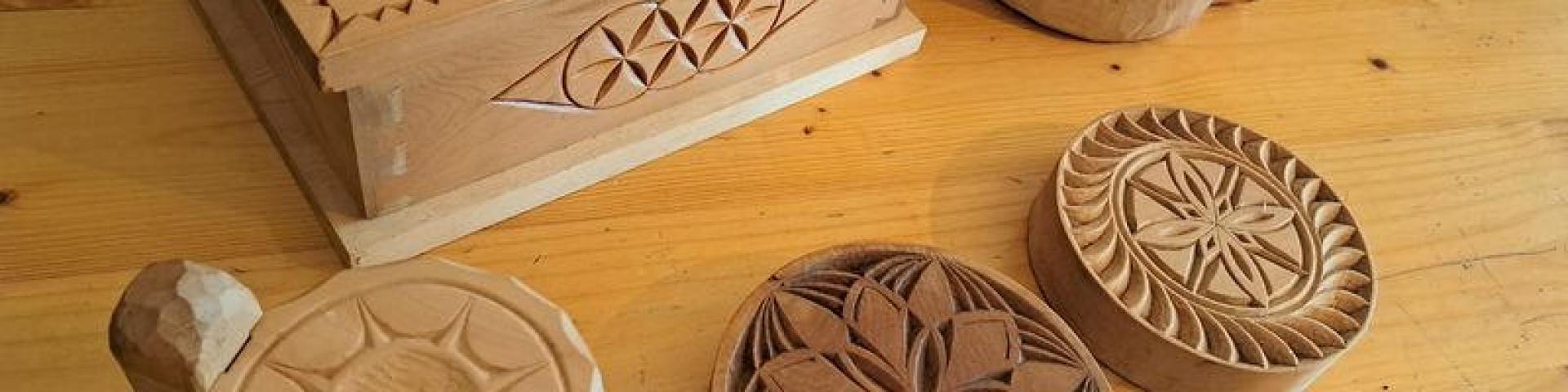 Scintiller au fil des saisons : initiation à la sculpture au couteau et vente d'objets en bois sculpté