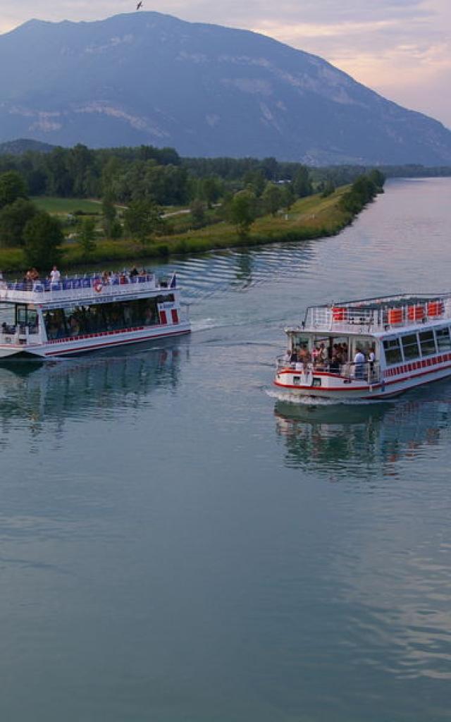 Bateaux de Bateaucanal au départ de la Paillère à Lavours.