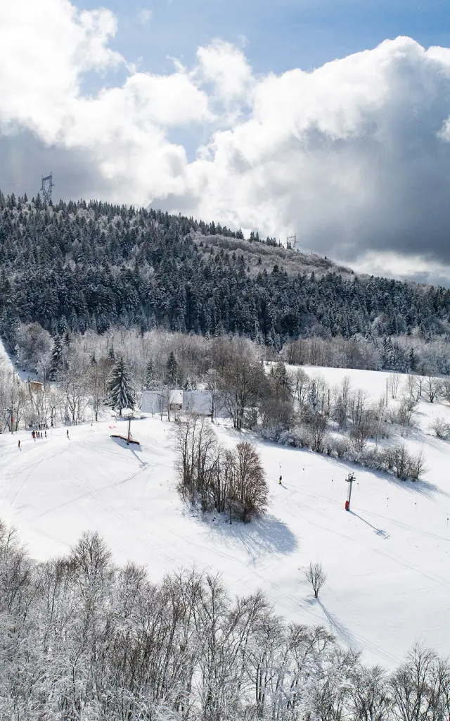 Ski aux Plans d'Hotonnes en hiver - Plateau de Retord