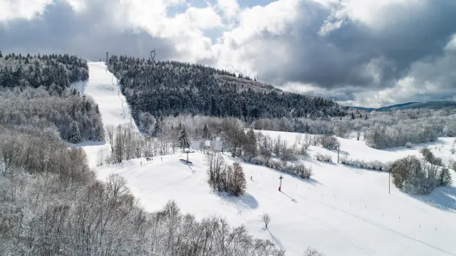 Ski aux Plans d'Hotonnes en hiver - Plateau de Retord