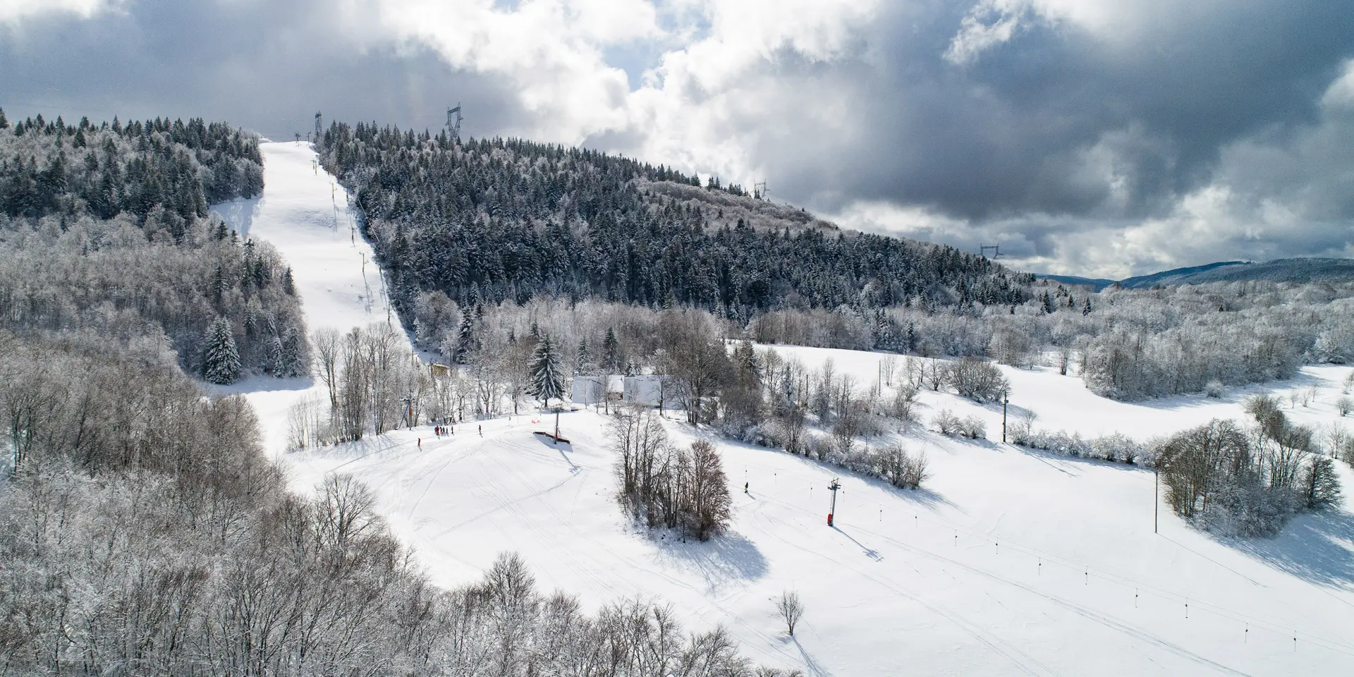 Ski aux Plans d'Hotonnes en hiver - Plateau de Retord