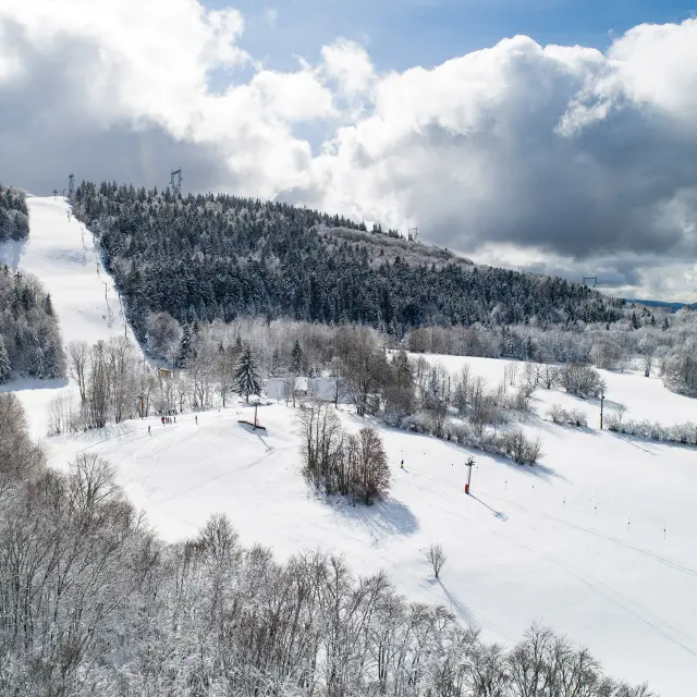 Ski aux Plans d'Hotonnes en hiver - Plateau de Retord
