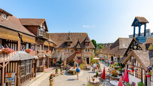 Village D Art Guillaume Le Conquerant Eric Larrayadieu 18722