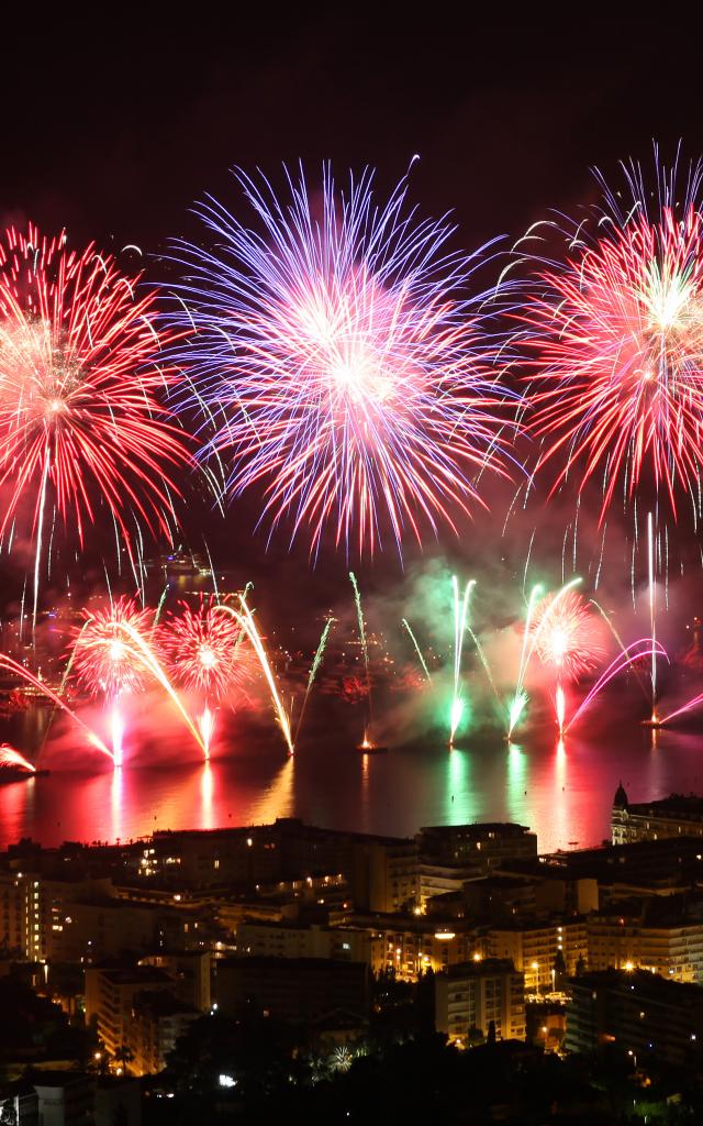 Feux d'artifice de la société Pyrovision (Autriche) au Festival d'Art Pyrotechnique de Cannes 2010
(Photo by Eric Dervaux)