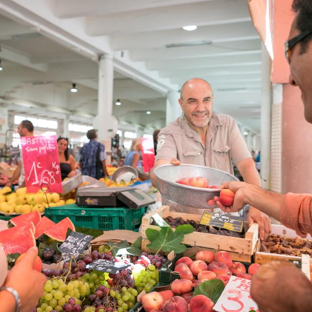Stand fruits et légumes aux marché Forville