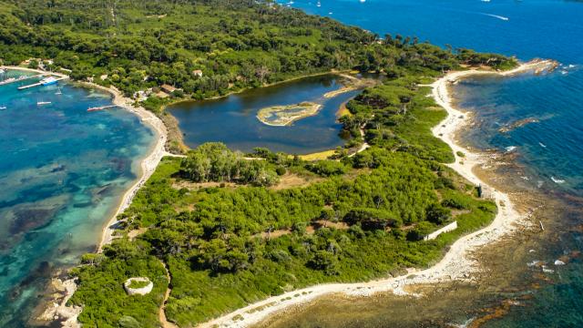 iles-de-lerins-vue-d-avion-et-etang-bateguier-mairie-de-cannes-jerome-kealopian.jpg