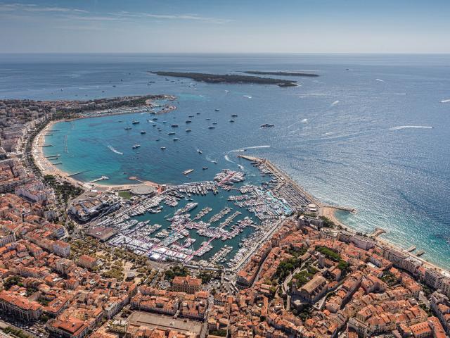 Vue de Cannes depuis le ciel. La ville, le port et les îles de Lérins au loin.