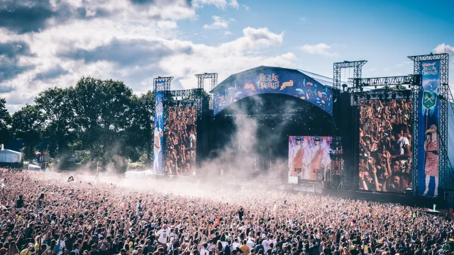 Ambiance avec la foule au festival gigantesque des Vieilles Charrues