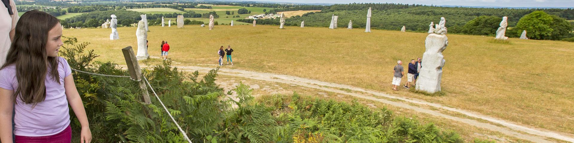 Visite en famille à la Vallée des Saints à Carnoët, en Coeur de Bretagne. Vue panoramique sur les statues les géants de granit.
