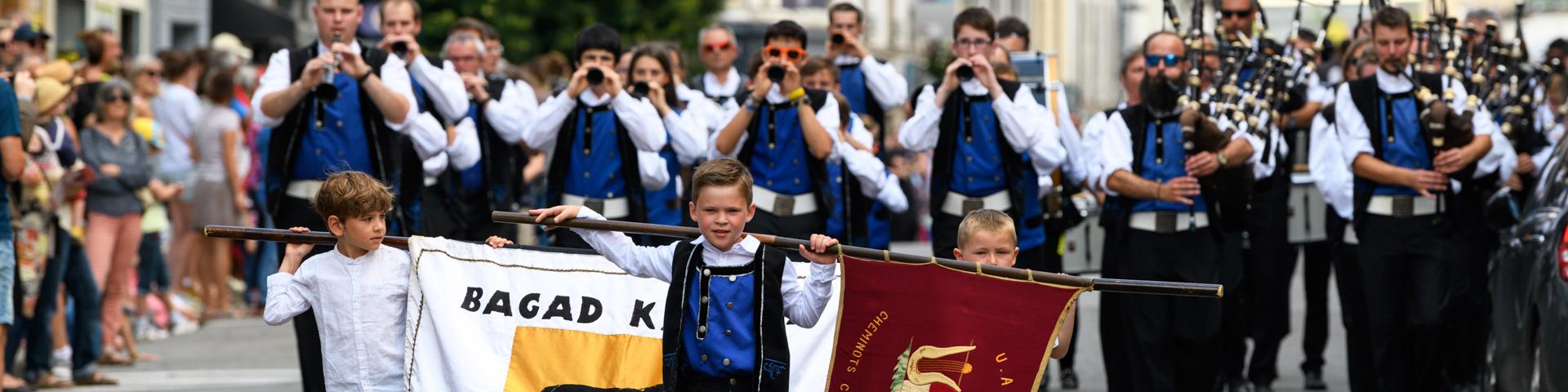Défilé dans la rue principale des bagadoù et cercles celtiques lors du Bagadans, en juillet à Carhaix