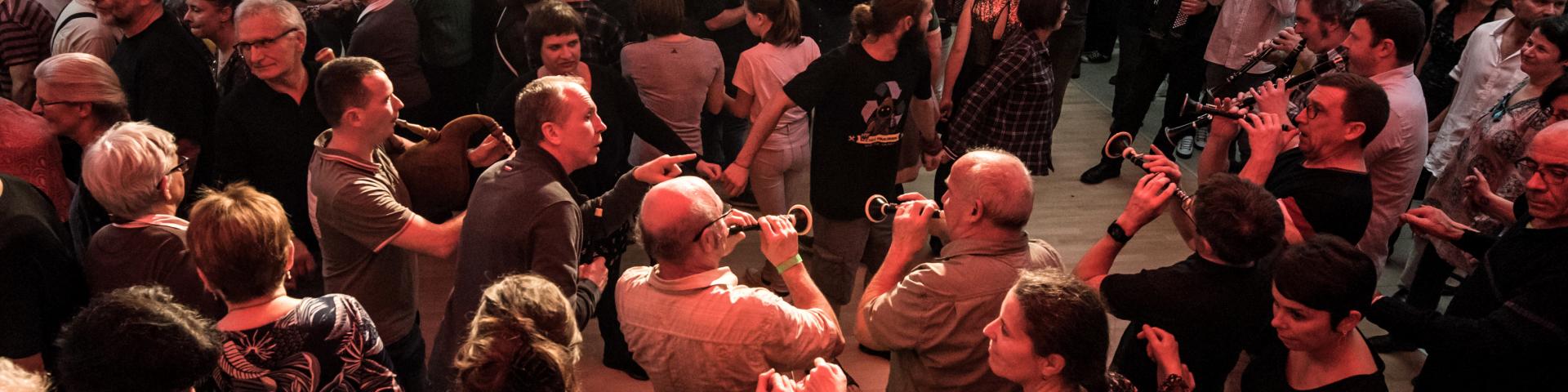 Sonneurs et danseurs au Fest-noz de fin d'année L'Entre-Deux Fest à Poullaouen