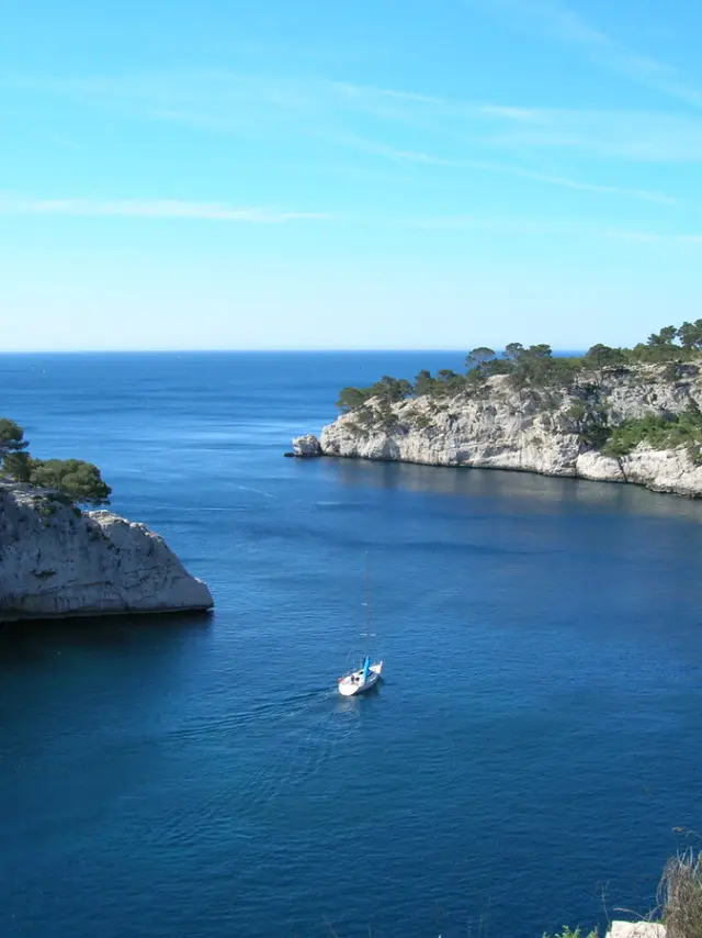 Velero a la entrada del Calanque de port miou Cassis