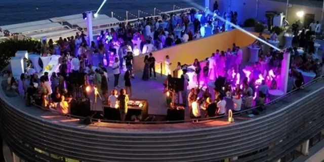 Soirée rooftop sur la terrasse de toit du centre de congrès de Cassis, l'Oustau Calendal