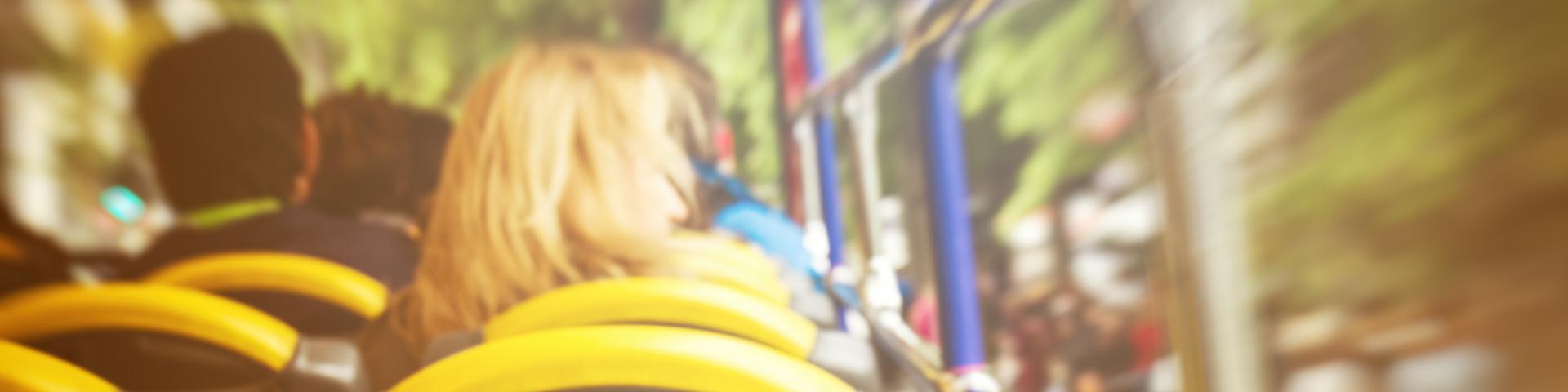Vista del autobús turístico desde dentro hacia fuera. Movimiento. Tono. Concepto de viaje.