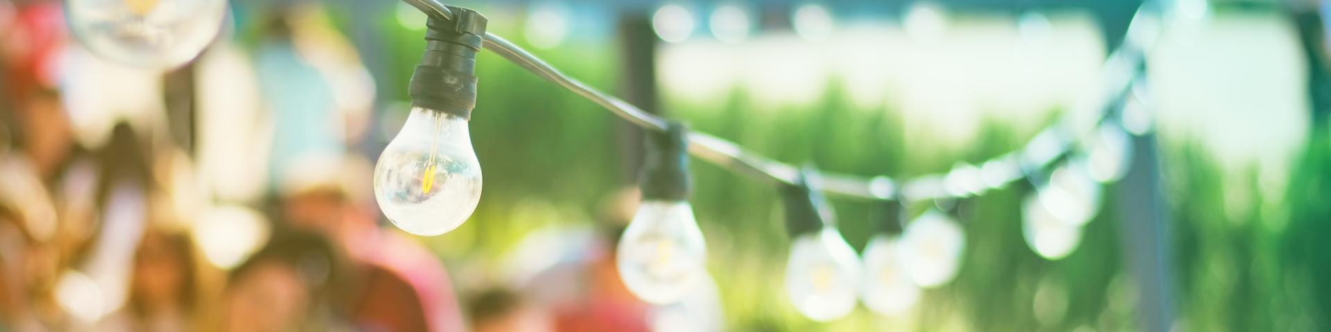 Lampes Suspendues Au Restaurant Plein Air Plusieurs Visiteurs Arriere Plan Barbecue