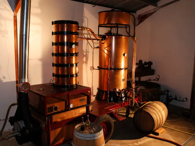 V2 Scene Industrielle Chaleureuse De Distillerie