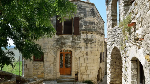 Vezenobres Rue Des Maisons Romanes ©emmanuel Rochat