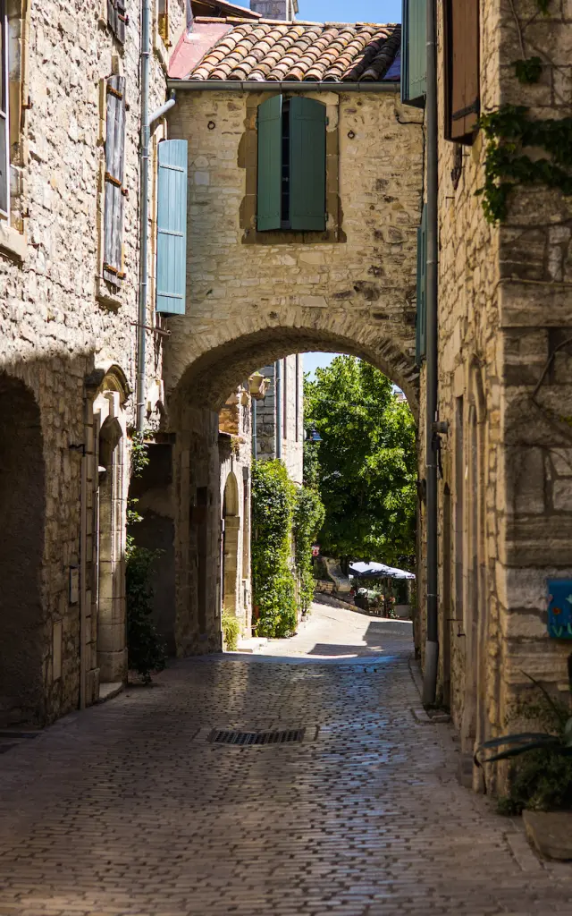 Ruelles médiévales de Vézénobres en été (Occitanie, France)