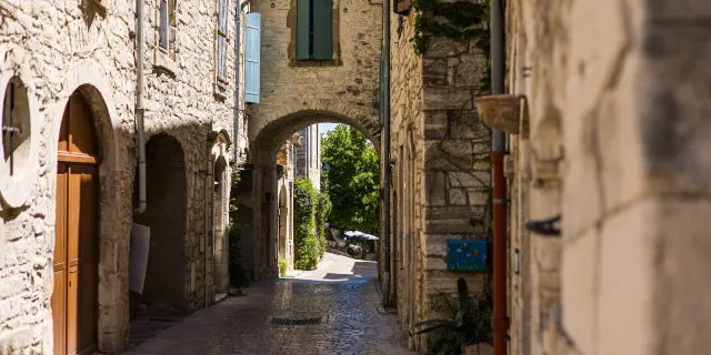 Ruelles médiévales de Vézénobres en été (Occitanie, France)