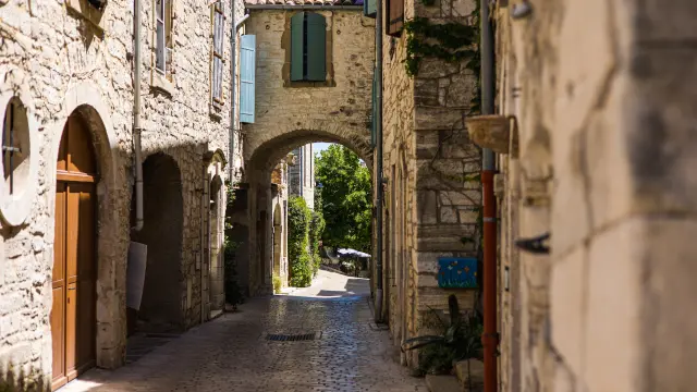 Middeleeuwse straten van Vézénobres in de zomer (Occitanie, Frankrijk)