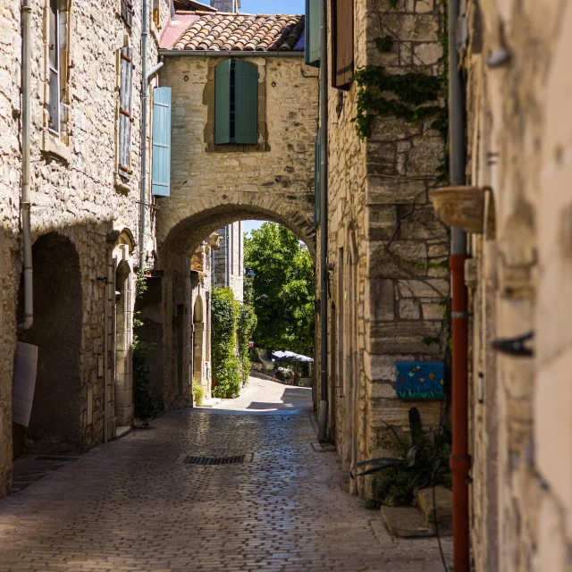 Middeleeuwse straten van Vézénobres in de zomer (Occitanie, Frankrijk)